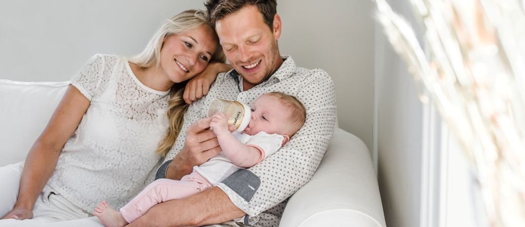 Ouders die een baby voeden met een Hegen babyfles